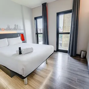 מלון Easyhotel Barcelona Fira הוספיטלט דה יוברגאט
